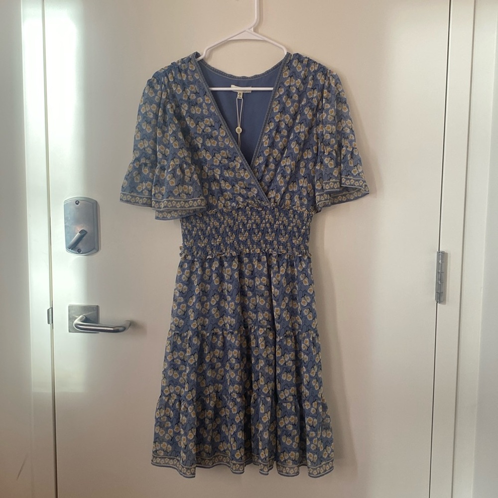 max studio tiered knee-length v-neck blue floral flounce sleeve dress